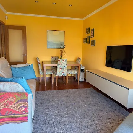 2 Bed Sleeps 4 - Two Tvs - Free Parking *