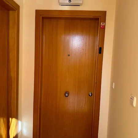 2 Bed Sleeps 4 - Two Tvs - Free Parking