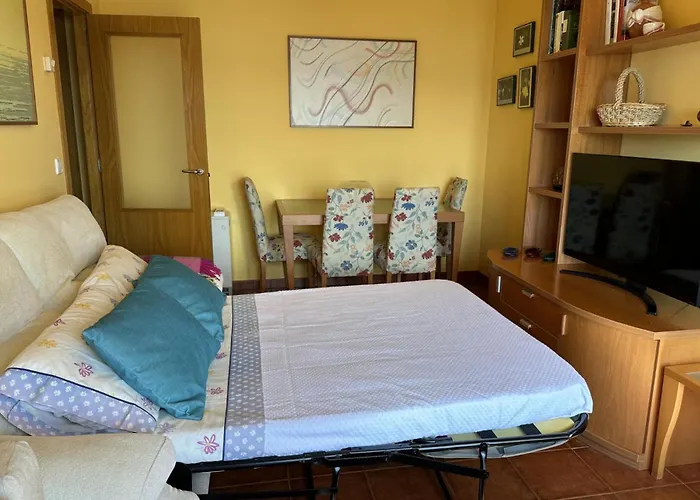 2 Bed Sleeps 4 - Two Tvs - Free Parking *