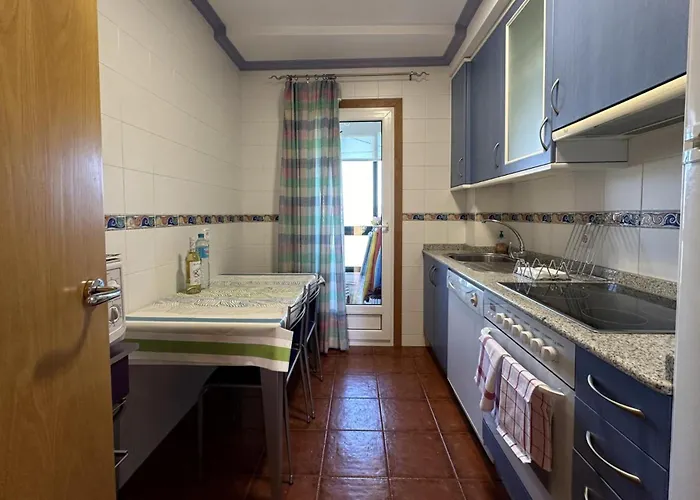 2 Bed Sleeps 4 - Two Tvs - Free Parking Appartement Portonovo