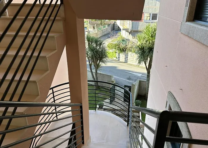 2 Bed Sleeps 4 - Two Tvs - Free Parking * Portonovo